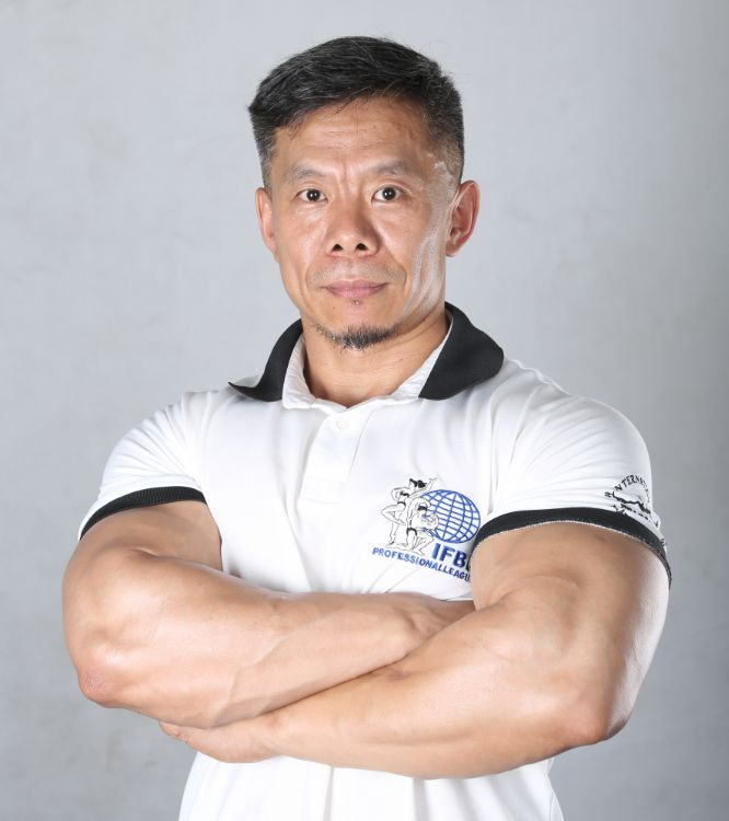 健美锦标赛上的力量与美学盛宴 **七旬健美选手闪耀赛场**  在健美